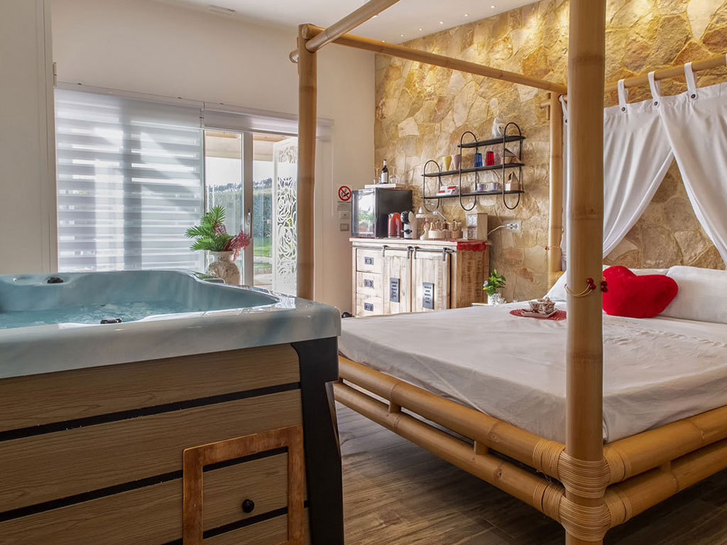 Romantic Spa - Una SPA con letto matrimoniale a baldacchino e vasca idromassaggio 3 posti, a pochi minuti da Alghero - 4